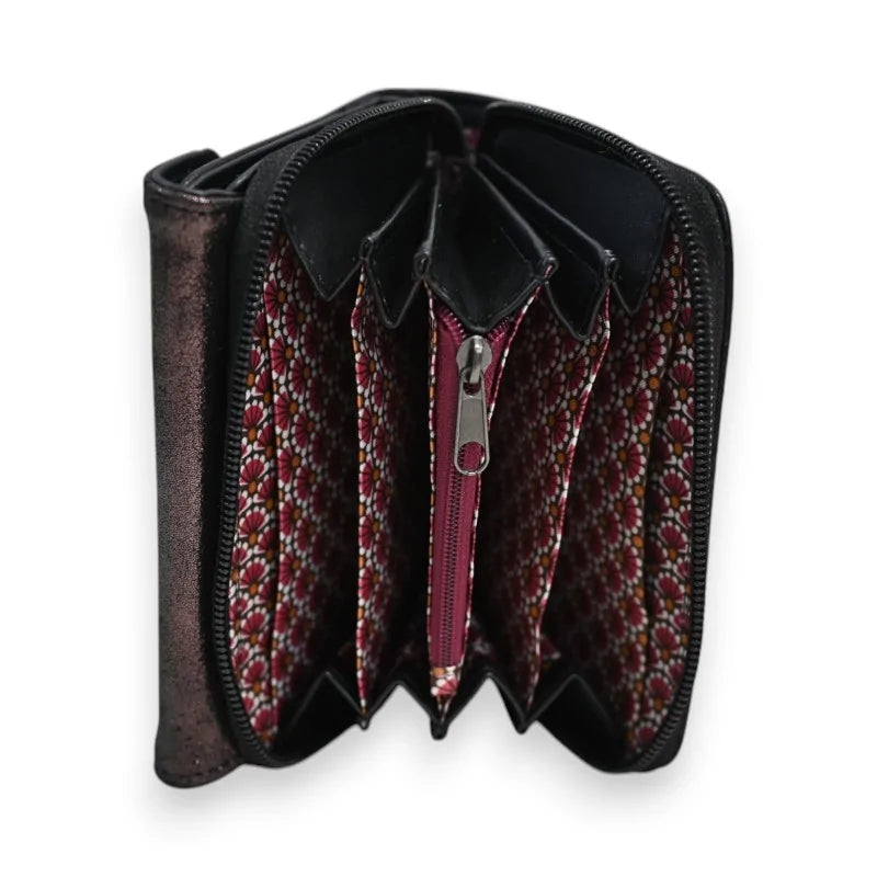 Geöffnete kompakte schwarze Brieftasche mit Ziehharmonika-Fächern und Reißverschluss