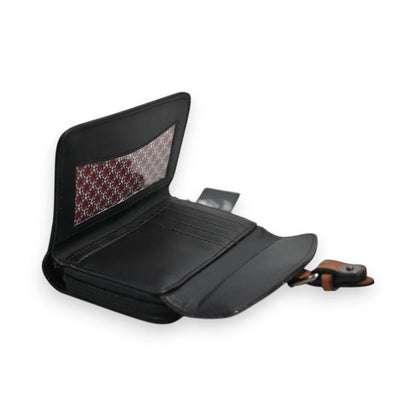 Kompakte schwarze Ledergeldbörse geöffnet mit Fächern und Musterdetail