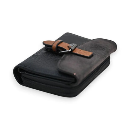 Kompakte schwarze Lederbrieftasche mit braunem Verschluss, eleganter und funktionaler Stil