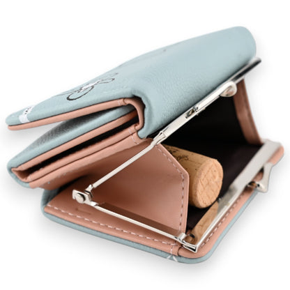 Kompakter Geldbeutel in Himmelblau und Rosa, geöffnet mit sichtbaren Fächern und Metallverschluss, elegant und praktisch