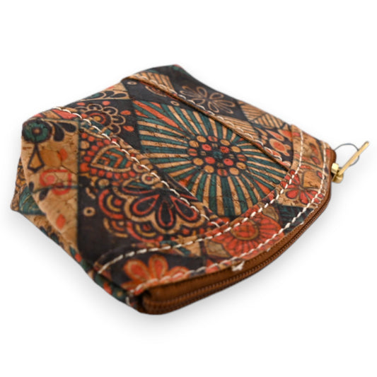 Bunte Geldbörse aus Kork mit floralem Muster, Reißverschluss und Ziernähten. Handgefertigtes, nachhaltiges Accessoire.