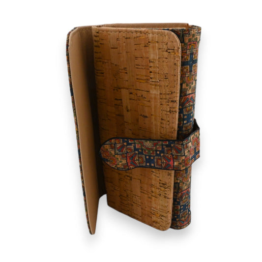 Ledertasche mit Korkmuster und buntem geometrischem Muster, Verschluss mit Klappe, Kombination aus Naturmaterial und Kunst...