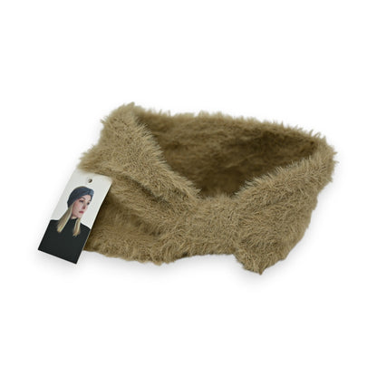 Flauschiges taupefarbenes Winterstirnband mit Schleife und Produktetikett, auf dem eine Person mit Mütze abgebildet ist