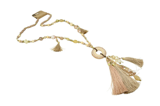 Fantasie langer Halskette in Beige-Tönen mit rundem Medaillon, Quasten und Anhängern