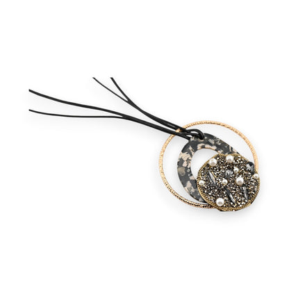 Lange Halskette mit geometrischem Anhänger, goldener Ring, Perlmutt-Scheibe und verziertem Kreis mit Perlen