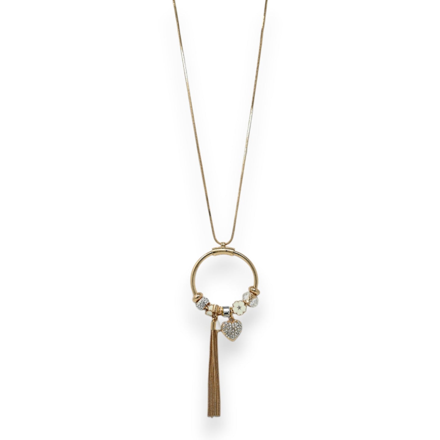 Lange goldene Halskette mit rundem Anhänger, Charms, Herz und Quaste. Eleganter Modeschmuck auf weißem Hintergrund.