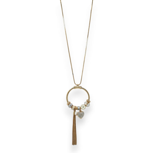 Lange goldene Halskette mit rundem Anhänger, Charms, Herz und Quaste. Eleganter Modeschmuck auf weißem Hintergrund.