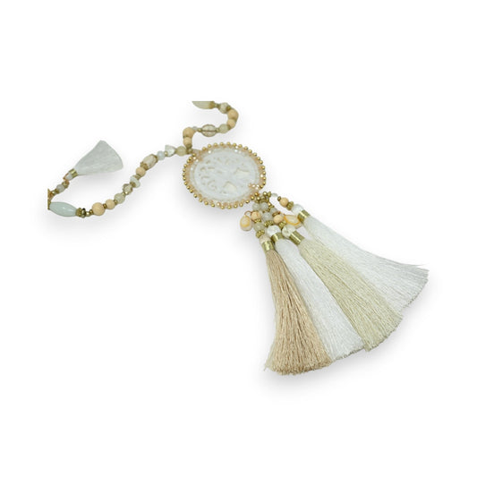 Lange Boho-Halskette mit Lebensbaum-Medaillon, beigen und weißen Perlen, Quasten und Tasseln, eleganter Schmuck