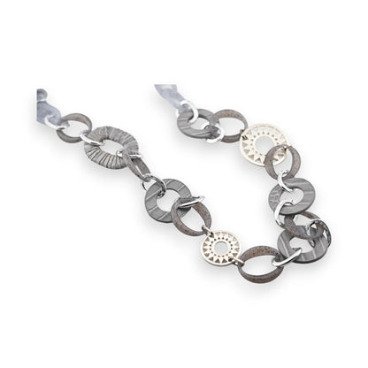 Lange Halskette mit großen silbernen und grauen Gliederkettengliedern, modernes Design mit verschiedenen Ringformen