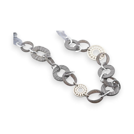 Lange Halskette mit großen silbernen und grauen Gliederkettengliedern, modernes Design mit verschiedenen Ringformen