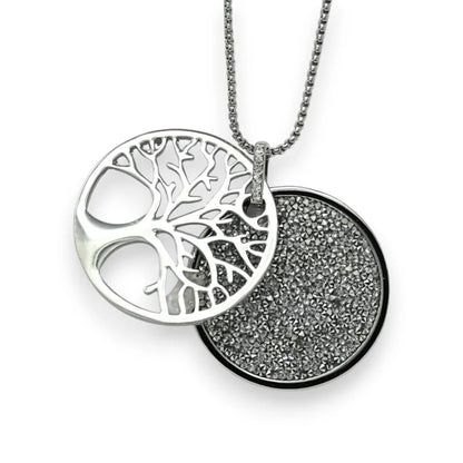 Lange silberne Halskette mit Lebensbaum-Anhänger und Glitzerscheibe an feiner Kette