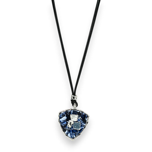 Lange schwarze Halskette mit blauem Herzanhänger, geometrisches Design, silberne Akzente, modischer Schmuck