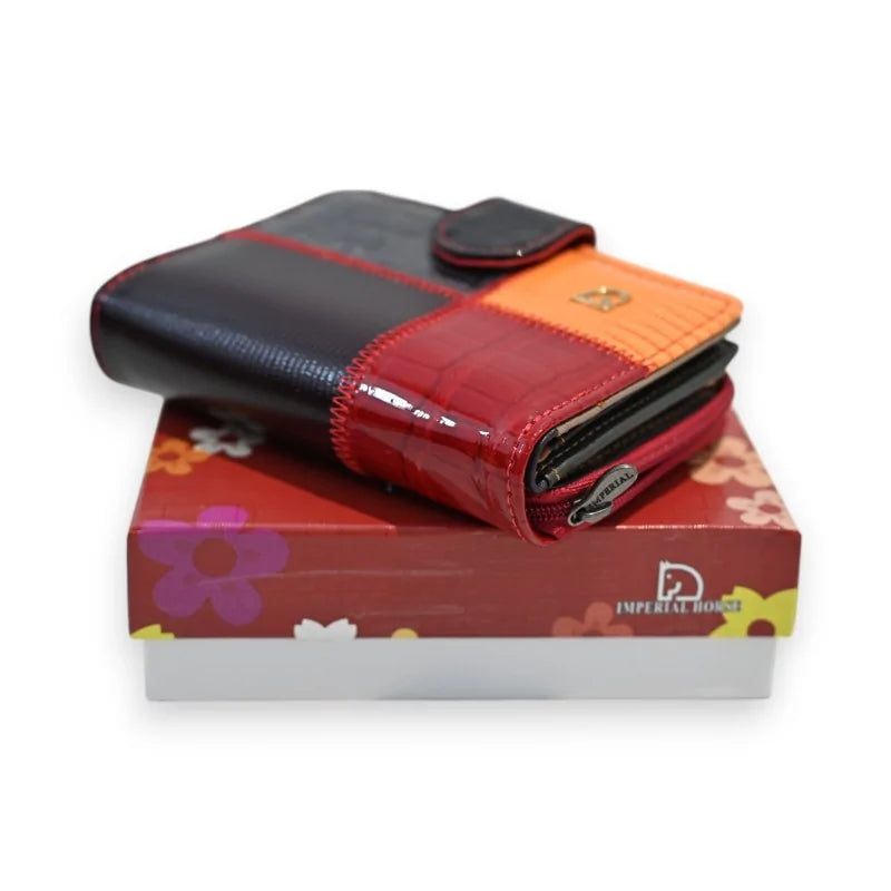 Dreifarbige Lederbrieftasche in Schwarz, Rot und Orange auf einer bunten Geschenkbox