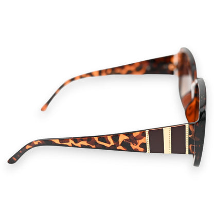 Große Sonnenbrille mit Leopardenmuster und goldenen Details an den Bügeln, seitliche Ansicht auf weißem Hintergrund