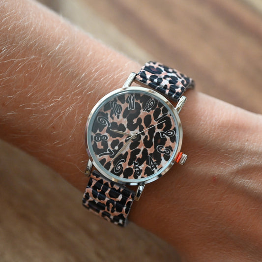 Zeige Ernest gedruckte braune und schwarze Leoparden