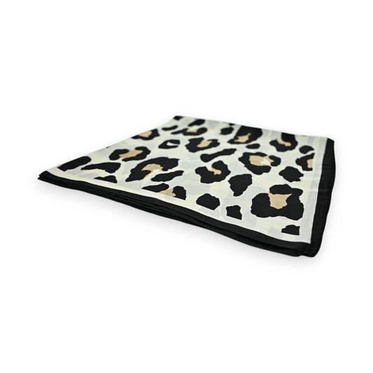 Quadratischer Seidenschal mit Leopardenmuster in Schwarz, Beige und Weiß, schwarzer Rand, elegant gefaltet