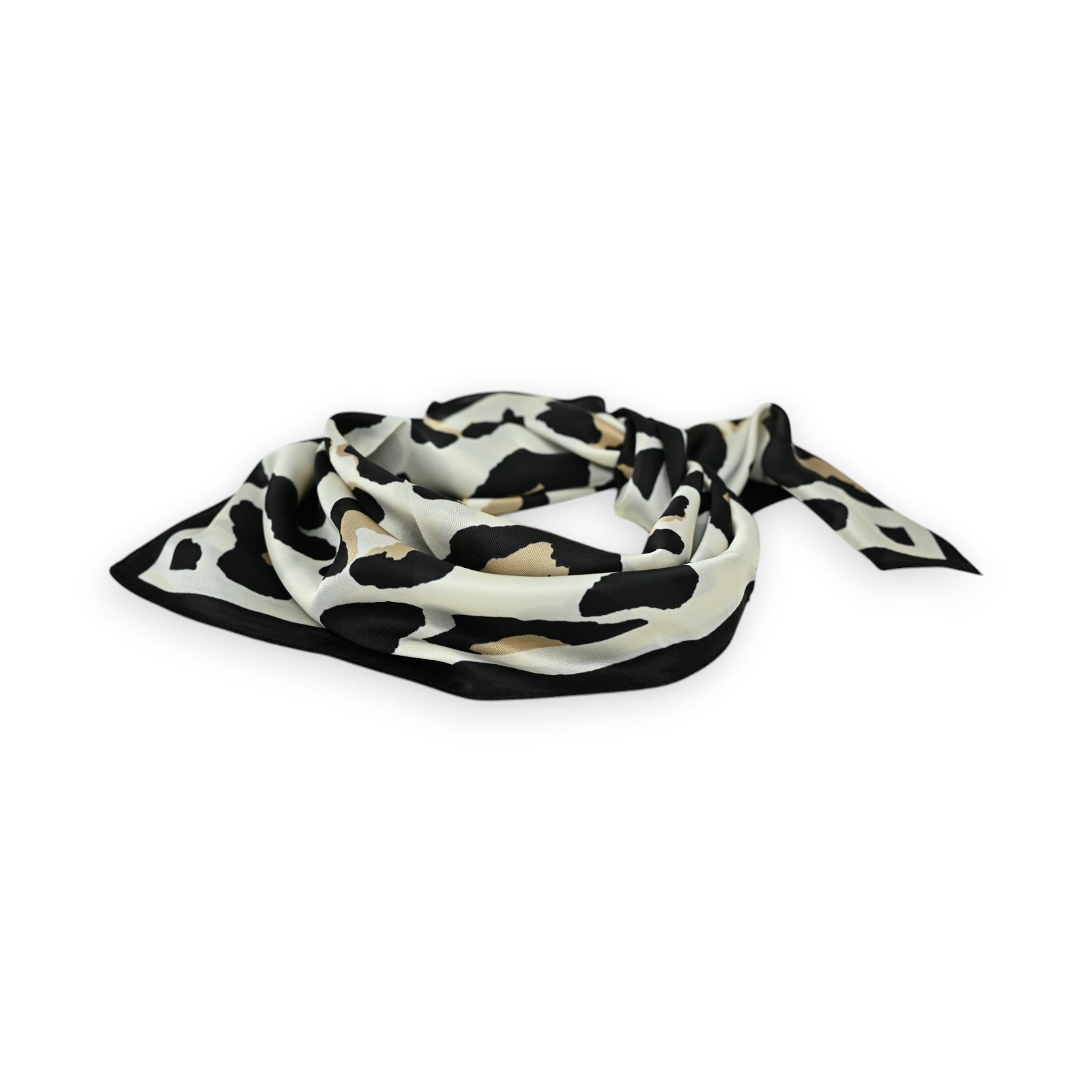 Quadratischer Seidenschal mit Leopardenmuster in Schwarz, Weiß und Beige, elegant gefaltet auf weißem Hintergrund