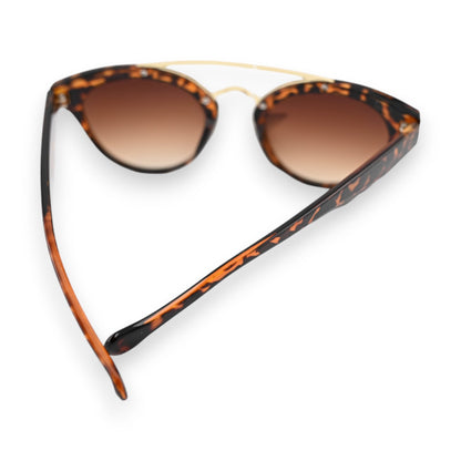 Stilvolle Sonnenbrille mit Leopardenmuster-Rahmen, braunen Gläsern und goldenem Brückensteg auf weißem Hintergrund