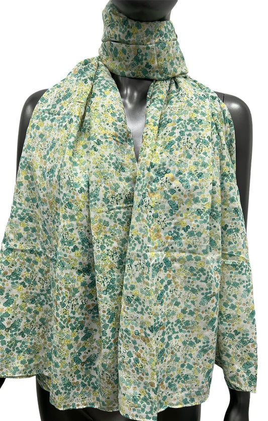 Schal im Liberty-Stil, in einem zarten Grünton, mit goldenen Details
