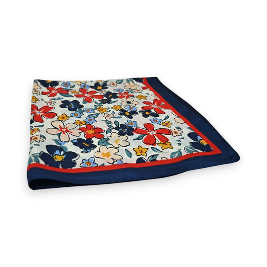 Buntes Blumentuch mit Liberty-Muster in Rot, Blau und Gelb auf weißem Grund, marineblaue Kante und roter Saum