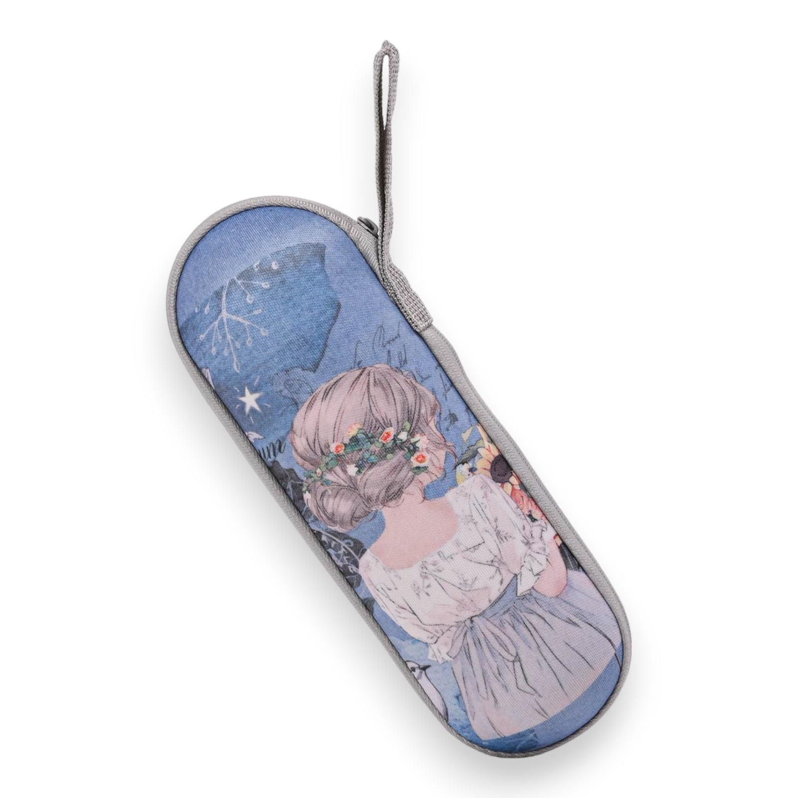 Federmäppchen mit Illustration eines Mädchens mit Blumenkranz auf blauem Hintergrund, Sterne und Regentropfen
