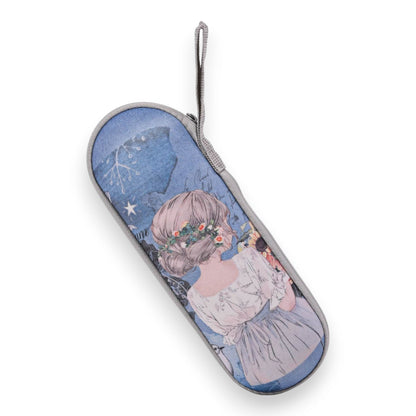 Federmäppchen mit Illustration eines Mädchens mit Blumenkranz auf blauem Hintergrund, Sterne und Regentropfen
