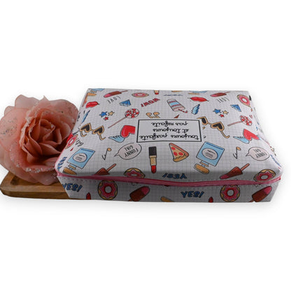 Bunter Kinder-Kosmetikkoffer mit lustigen Motiven und rosa Rose, perfekt für junge Mädchen und Teenager