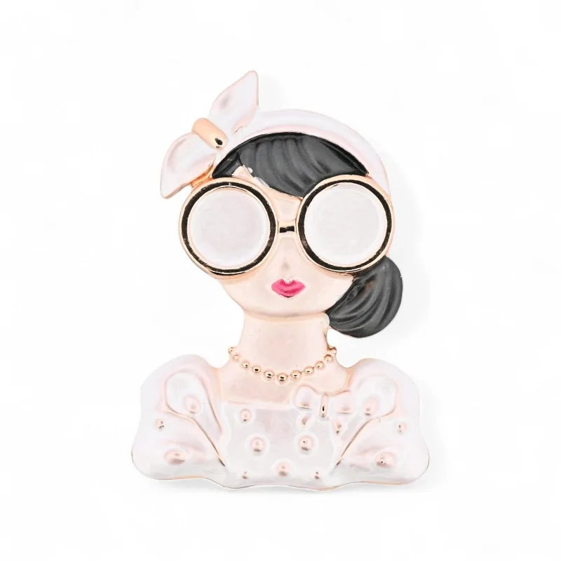 Magnetische Brosche elegante Frau weiße Oversized-Brille Schleife Dutt Perlen - modisches Schmuckstück Ikone