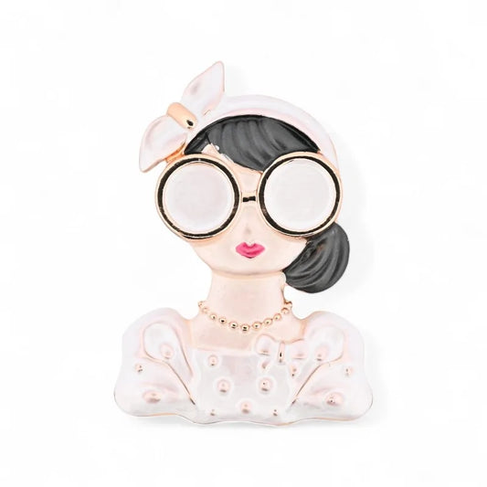 Magnetische Brosche elegante Frau weiße Oversized-Brille Schleife Dutt Perlen - modisches Schmuckstück Ikone