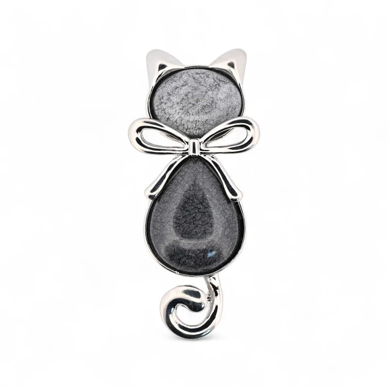 Magnetische Katzen-Brosche mit silberner Schleife - minimalistischer Mineralschmuck