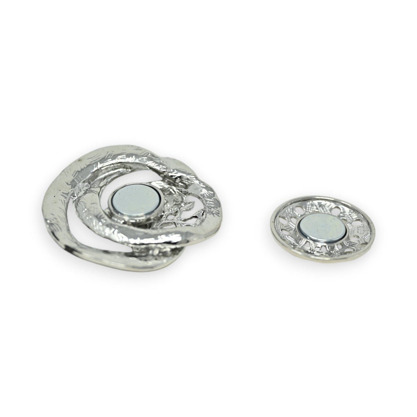 Magnetische Brosche mit Lebensbaum-Design in Silber, bestehend aus dekorativem Ring und separater Magnetscheibe