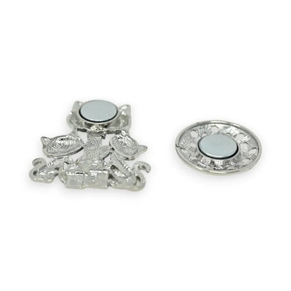 Silberne magnetische Brosche in Form einer Katzenfamilie mit dekorativen Details