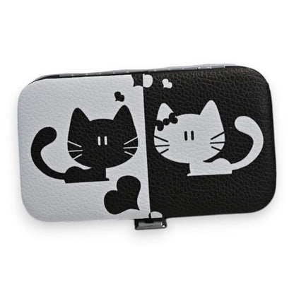 Maniküre-Set mit schwarzer und weißer Katze, 6-teilig. Etui mit Yin-Yang-Katzenmotiv und Herzen. Stylisches Nagelzubehör.