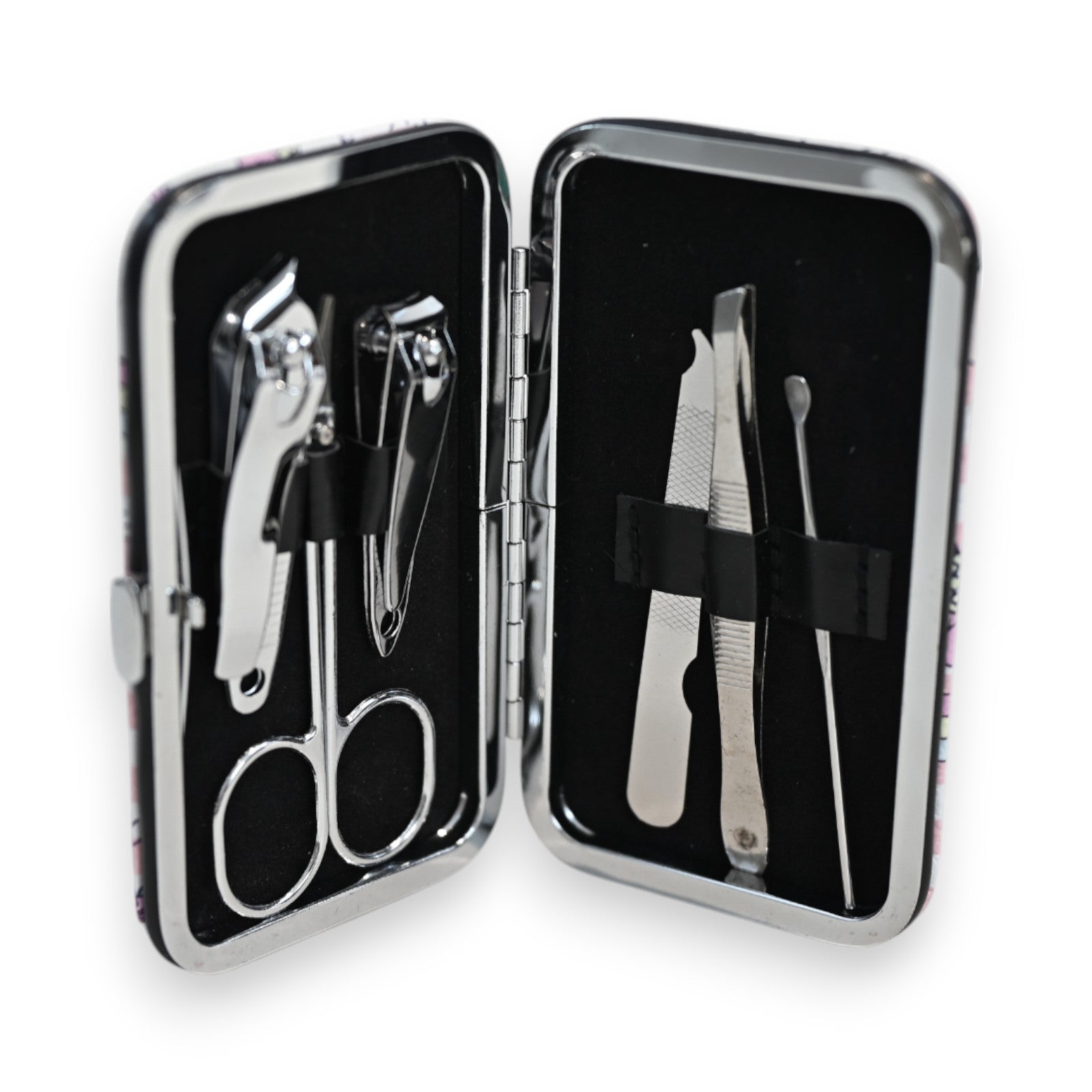 Geöffnetes Maniküre-Set mit 6 Metallwerkzeugen in schwarzem Etui mit silbernem Rand, inklusive Nagelschere und Nagelfeile