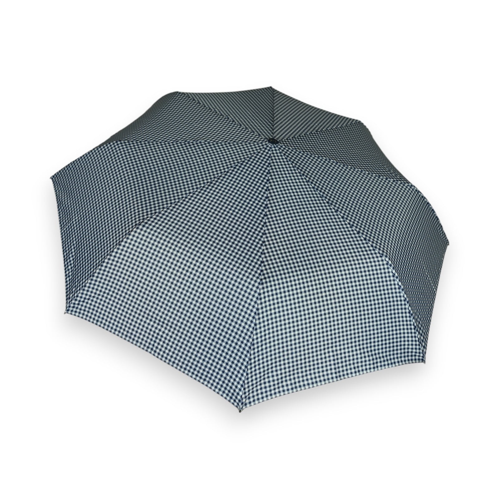 Automatischer Regenschirm mit blau-weißem Vichy-Karo-Muster, aufgespannt auf weißem Hintergrund