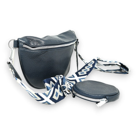 Marineblaue Leder-Bauchtasche mit gemustertem Schulterriemen und passendem Geldbeutel auf weißem Hintergrund