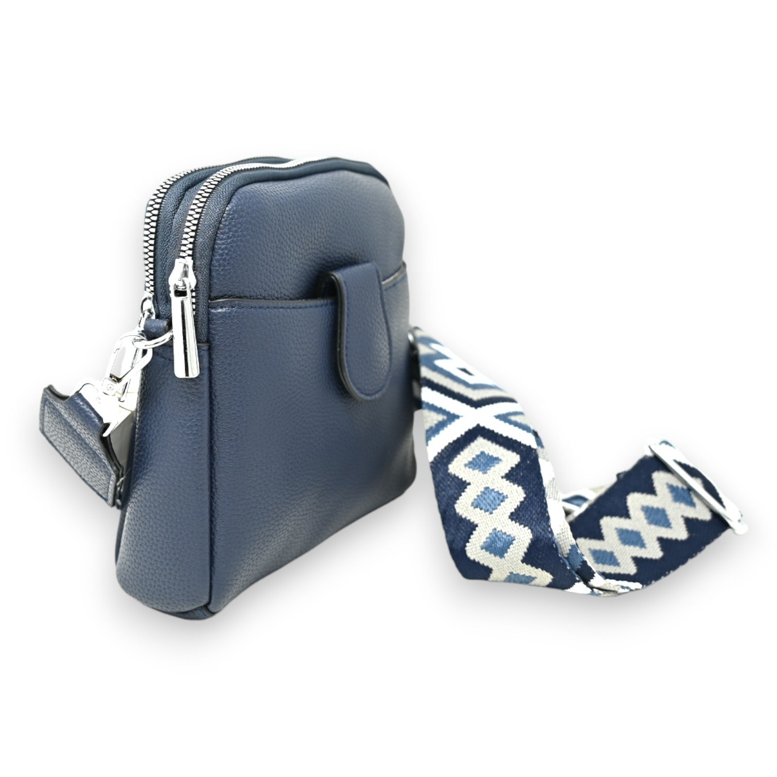 Kompakte marineblaue Umhängetasche mit Reißverschluss und gemustertem Schulterriemen auf weißem Hintergrund