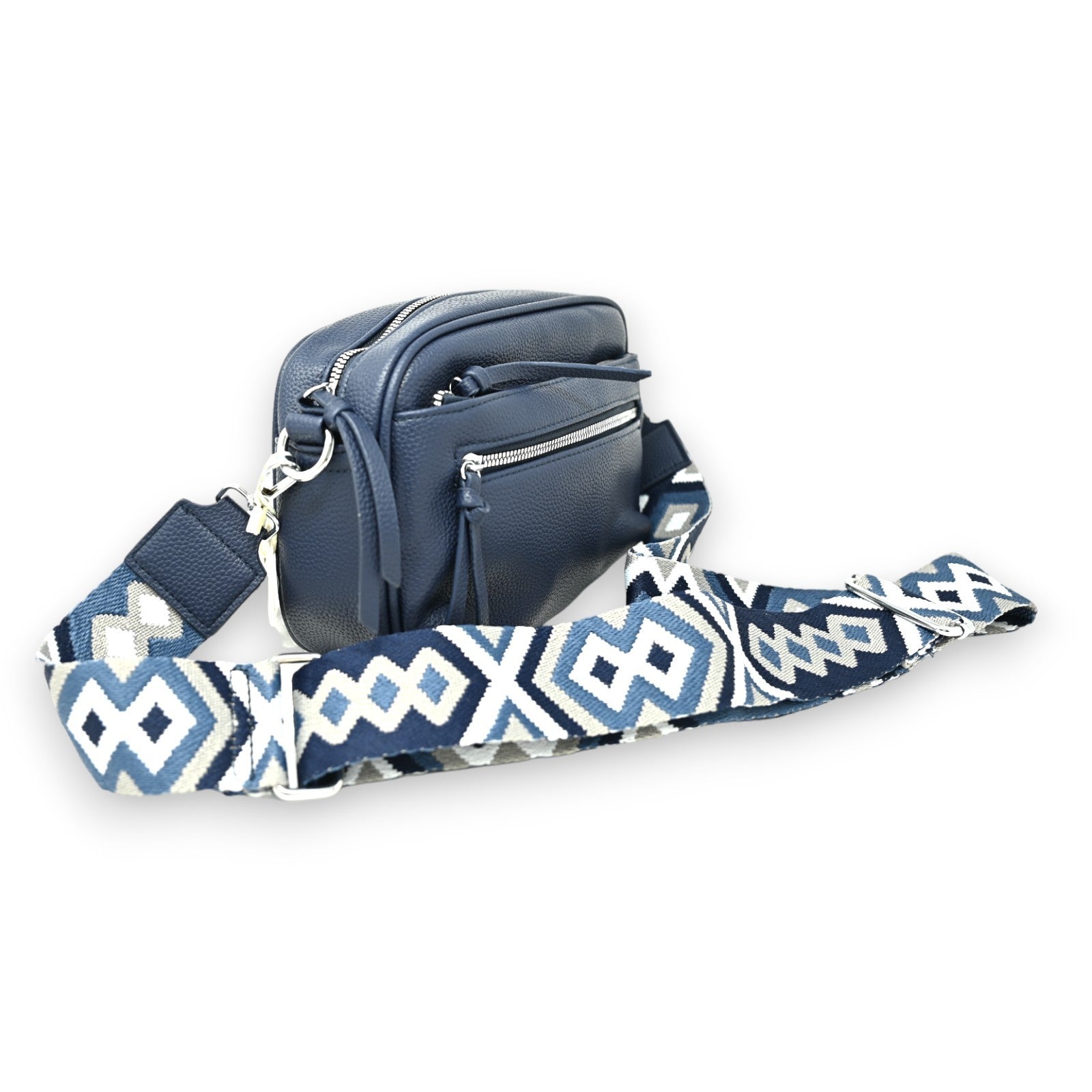 Marineblaue Leder-Umhängetasche mit geometrisch gemustertem Schulterriemen in Blau und Weiß, mehrere Reißverschlussfächer