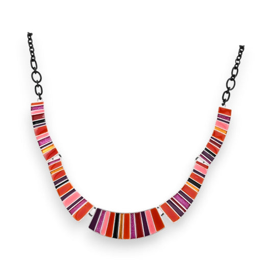 Bunte Halskette mit roten, pinken und violetten Streifen auf schwarzer Kette, halbstarr, moderner Schmuck