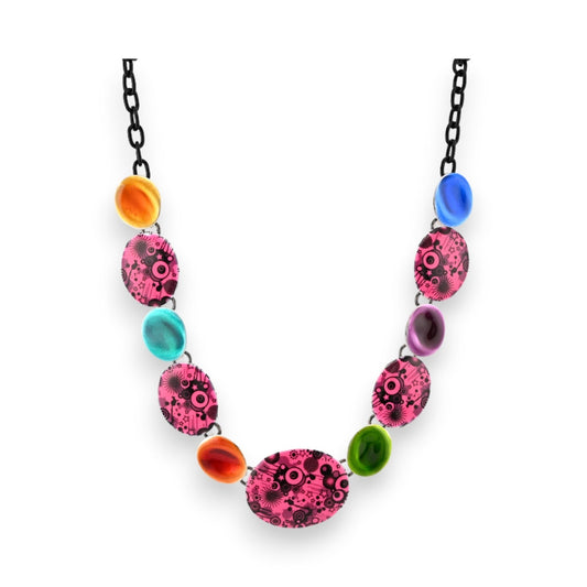 Bunte Pop-Art-Halskette mit ovalen rosa Anhängern und farbigen Perlen an schwarzer Kette, moderner Schmuck