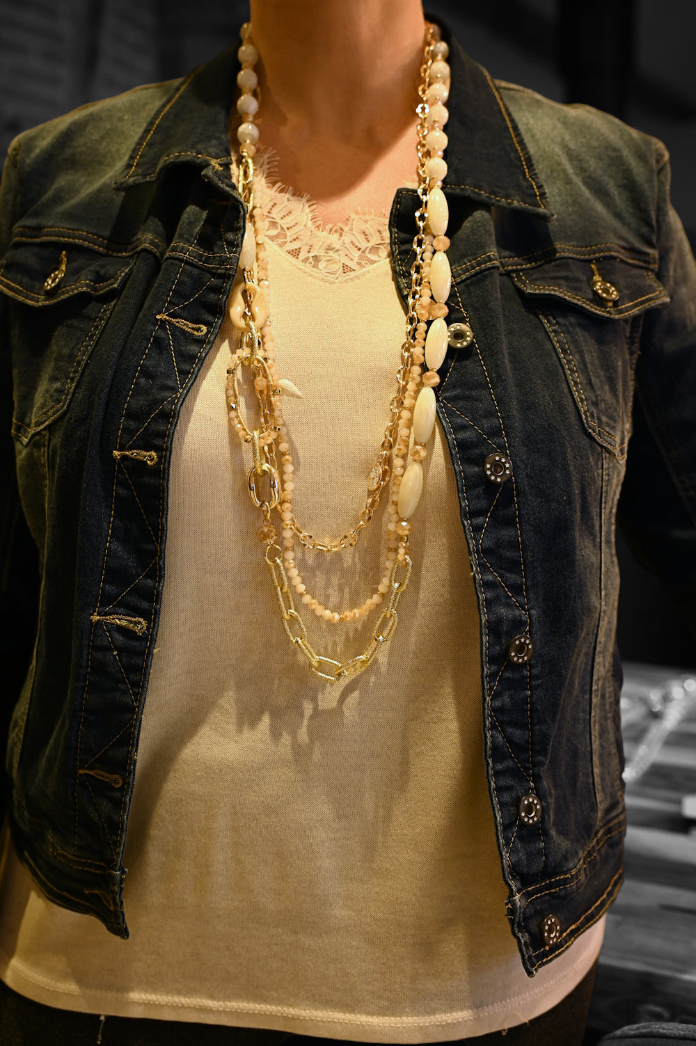 Fantasie-Mehrreihige lange Halskette in Gold und Beige