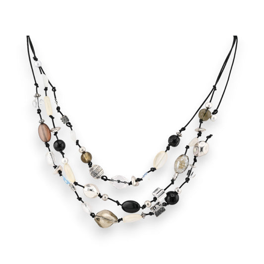Mehrreihige Modeschmuck-Halskette mit verschiedenfarbigen Perlen und Anhängern auf schwarzen Schnüren, elegant und vielseitig