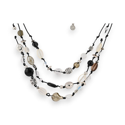 Mehrreihige Halskette mit verschiedenfarbigen Perlen und Anhängern auf schwarzen Schnüren, elegantes Modeschmuck-Design