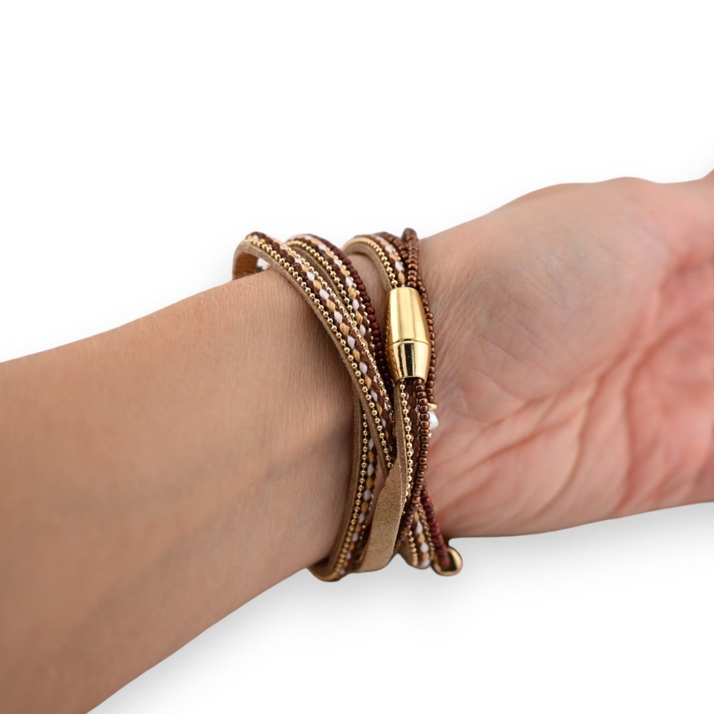Mehrreihiges braunes Boho-Armband mit goldenen Details am Handgelenk, Nahaufnahme des Verschlusses und der Perlenstruktur
