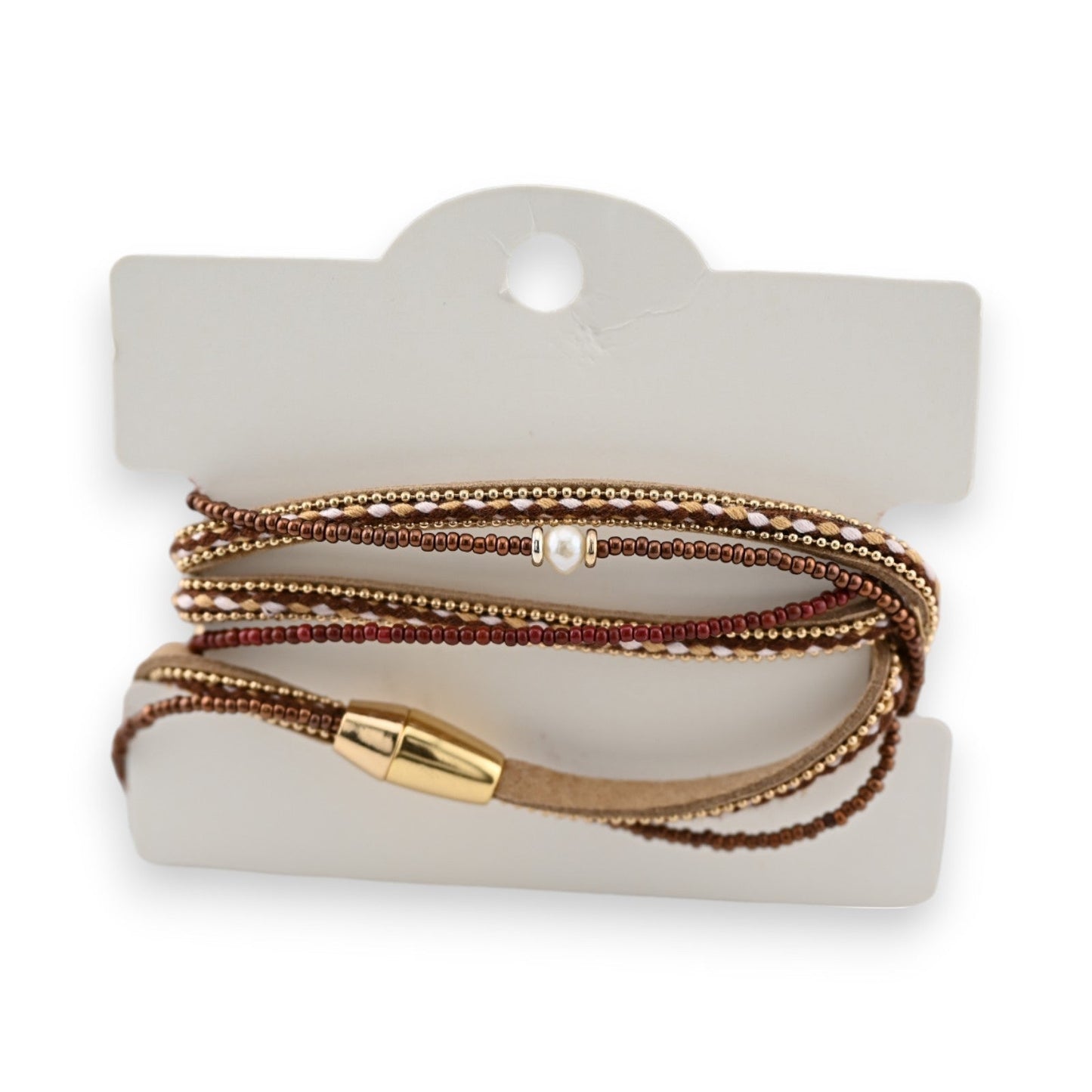 Mehrreihiges braunes Boho-Armband mit goldenen Perlen und Verschluss, auf weißem Karton präsentiert