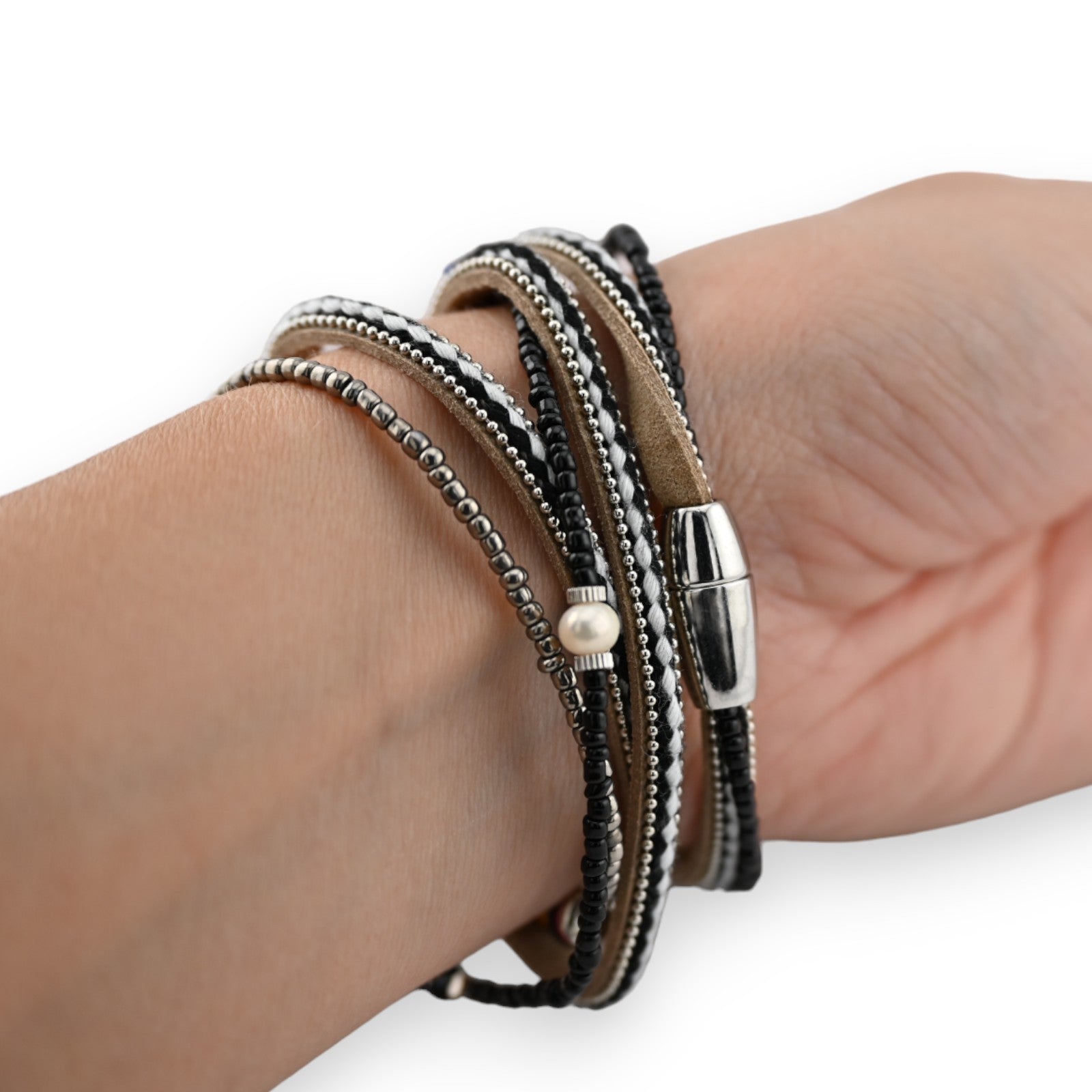 Mehrreihiges Armband mit schwarzen und silbernen Perlen, Lederband und Metallverschluss am Handgelenk