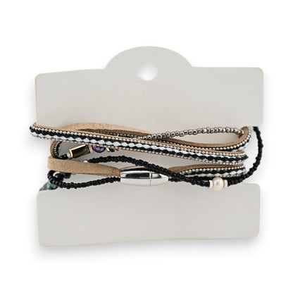 Mehrreihiges Armband mit schwarzen Perlen, silbernen Ketten und Verschlüssen auf weißem Halter, modischer Schmuck