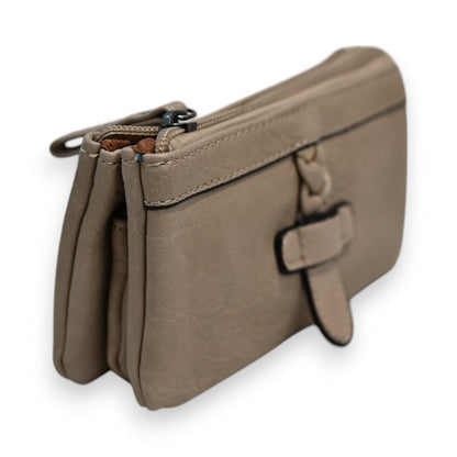 Mehrteilige beige Geldbörse aus Leder mit Reißverschluss und Schnalle, Seitenansicht auf weißem Hintergrund