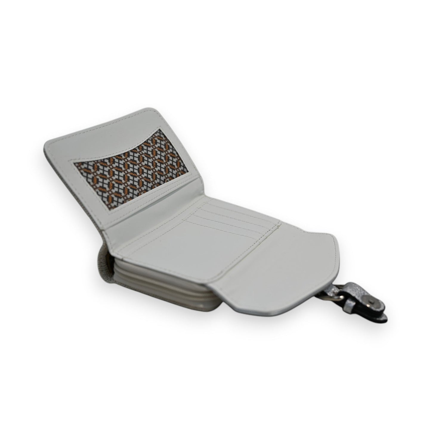 Elegante Damen-Geldbörse in Silber und Beige, aufgeklappt mit gemustertem Innenfach und Kartenschlitzen, Reißverschluss
