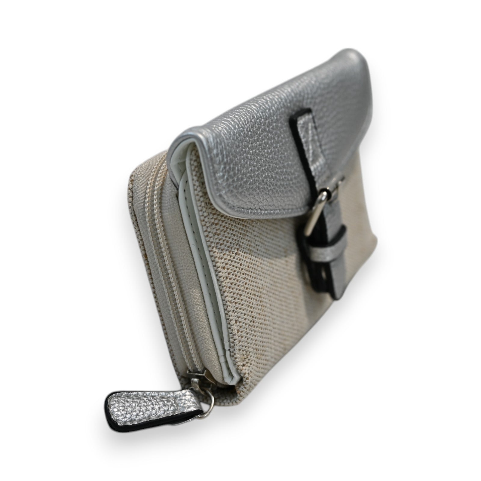 Elegante Damen-Geldbörse in Silber und Beige mit Reißverschluss und Schnallenverschluss, seitliche Ansicht